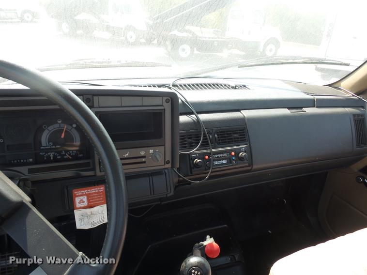 image for item DD2425 1997 GMC C7H042 flatbed pickup truck