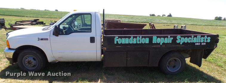 image for item DH9377 2001 Ford F350 Super Duty flatbed pickup truck
