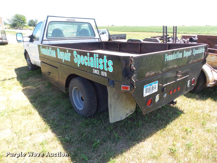 image for item DH9377 2001 Ford F350 Super Duty flatbed pickup truck