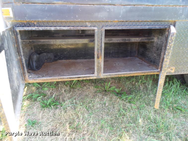 image for item DH9377 2001 Ford F350 Super Duty flatbed pickup truck