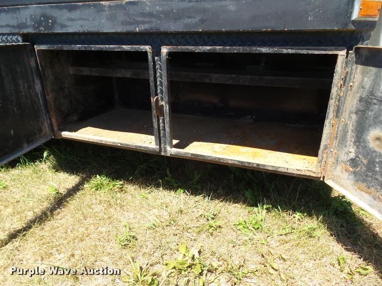 image for item DH9377 2001 Ford F350 Super Duty flatbed pickup truck