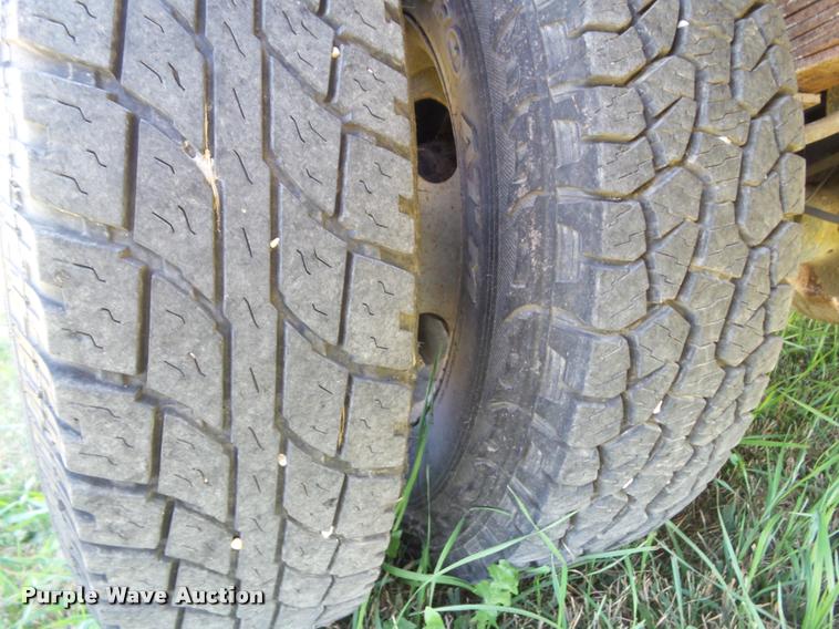 image for item DH9377 2001 Ford F350 Super Duty flatbed pickup truck