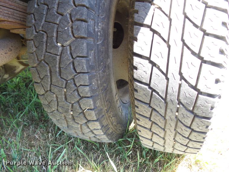 image for item DH9377 2001 Ford F350 Super Duty flatbed pickup truck