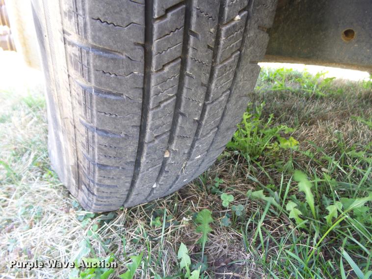 image for item DH9377 2001 Ford F350 Super Duty flatbed pickup truck