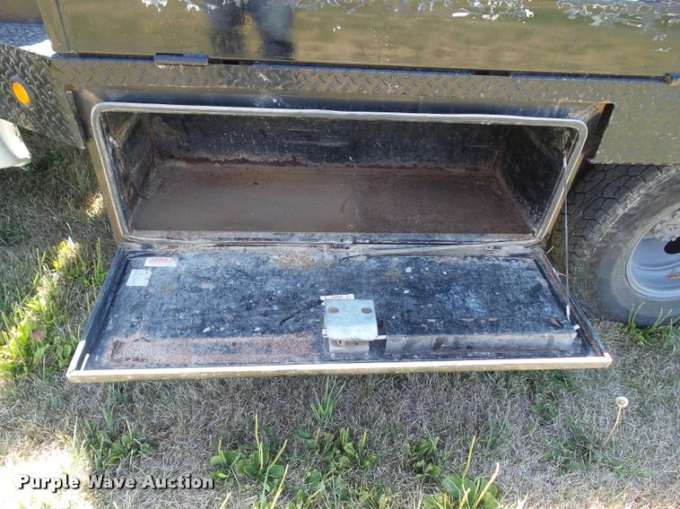 image for item DH9378 2004 Ford F350 Super Duty flatbed pickup truck