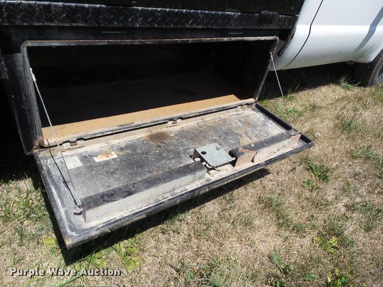 image for item DH9378 2004 Ford F350 Super Duty flatbed pickup truck