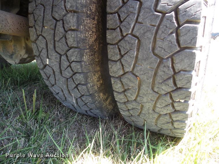 image for item DH9378 2004 Ford F350 Super Duty flatbed pickup truck