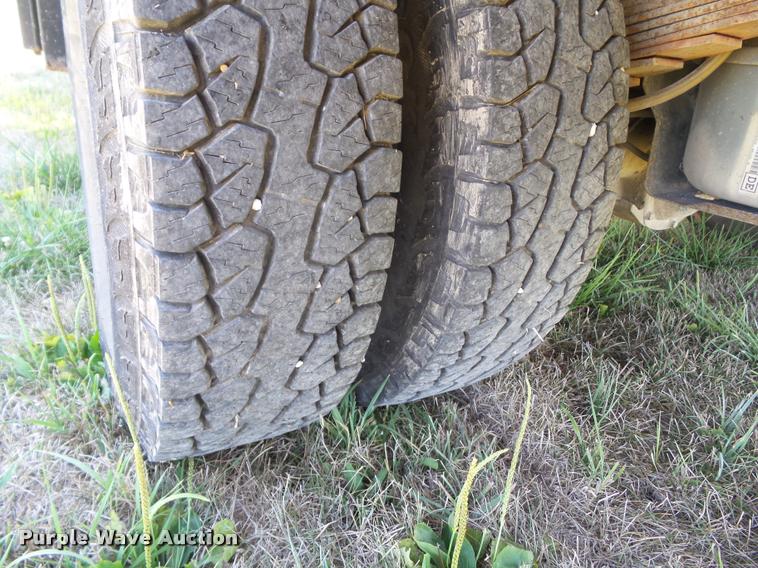 image for item DH9378 2004 Ford F350 Super Duty flatbed pickup truck