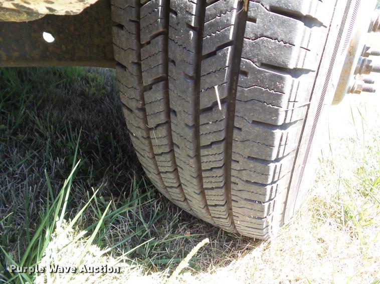 image for item DH9378 2004 Ford F350 Super Duty flatbed pickup truck