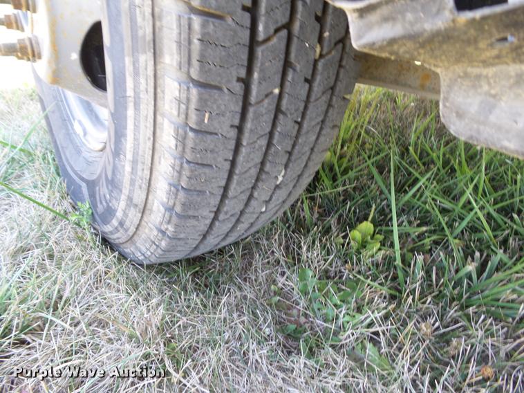 image for item DH9378 2004 Ford F350 Super Duty flatbed pickup truck