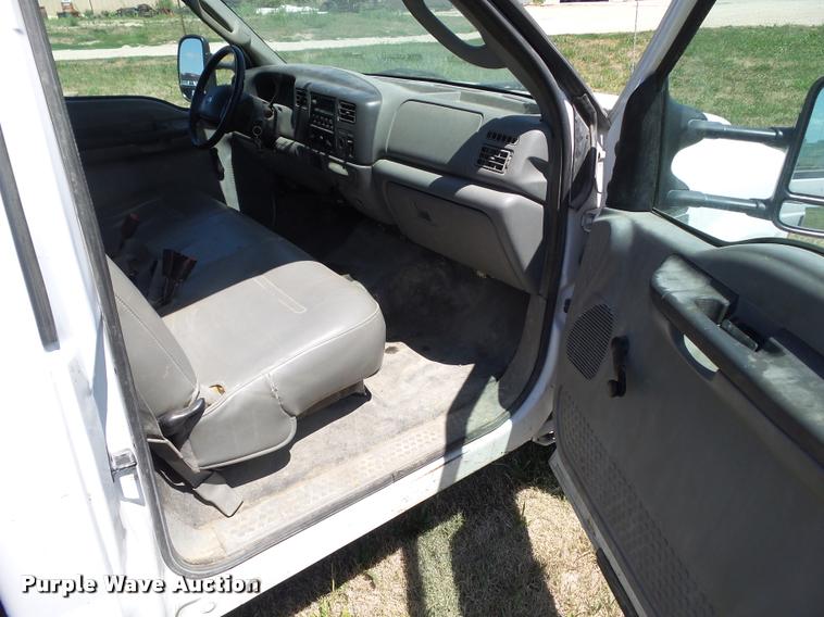 image for item DH9378 2004 Ford F350 Super Duty flatbed pickup truck