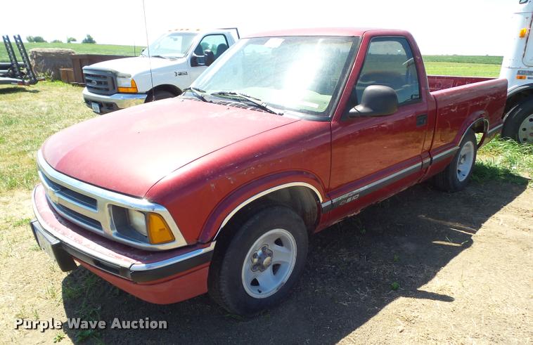 image for item DH9379 1996 Chevrolet S10 pickup truck