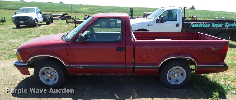 image for item DH9379 1996 Chevrolet S10 pickup truck