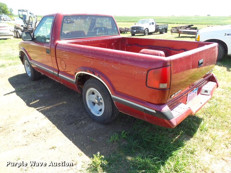 image for item DH9379 1996 Chevrolet S10 pickup truck