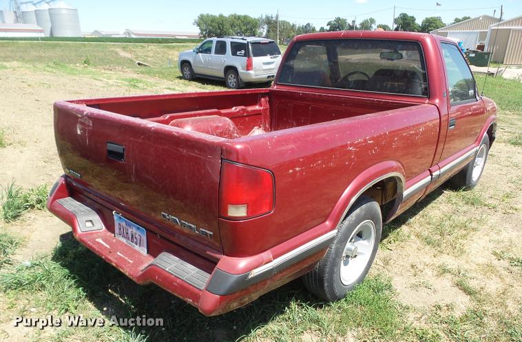 image for item DH9379 1996 Chevrolet S10 pickup truck