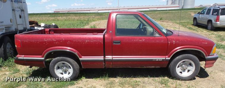 image for item DH9379 1996 Chevrolet S10 pickup truck