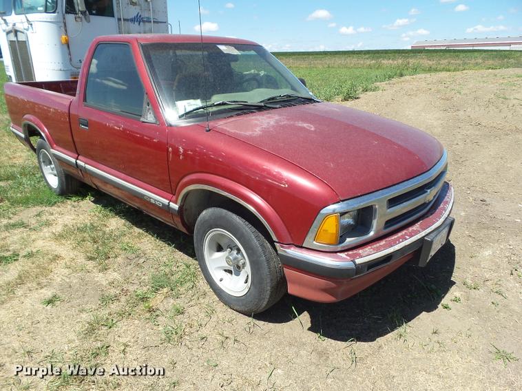 image for item DH9379 1996 Chevrolet S10 pickup truck