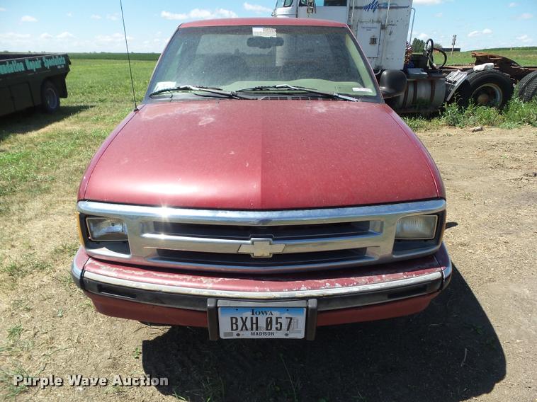 image for item DH9379 1996 Chevrolet S10 pickup truck