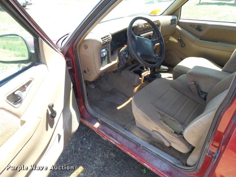 image for item DH9379 1996 Chevrolet S10 pickup truck