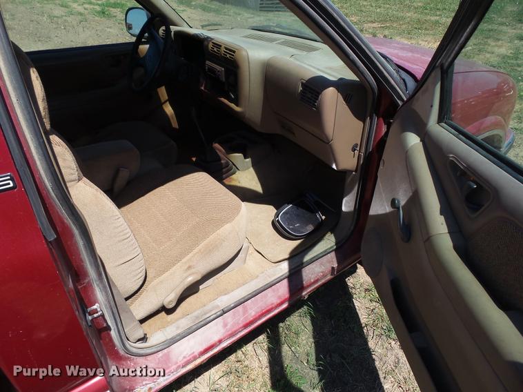 image for item DH9379 1996 Chevrolet S10 pickup truck