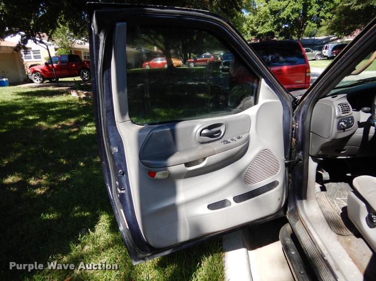 image for item DK9918 2002 Ford F150 XLT SuperCab pickup truck