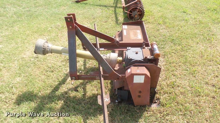 image for item DO9978 Toro Aerothatch 83 slit seeder