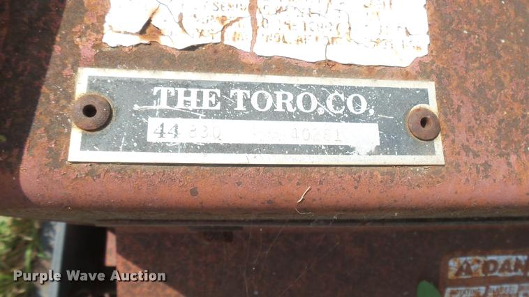 image for item DO9978 Toro Aerothatch 83 slit seeder