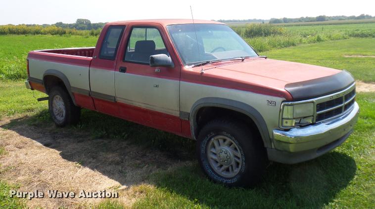 image for item DP9206 1991 Dodge Dakota Club Cab pickup truck