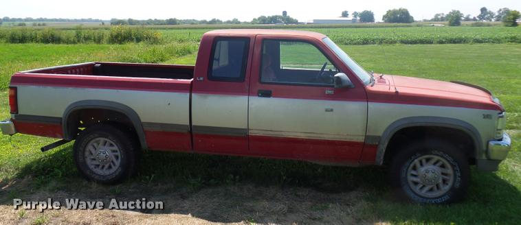 image for item DP9206 1991 Dodge Dakota Club Cab pickup truck