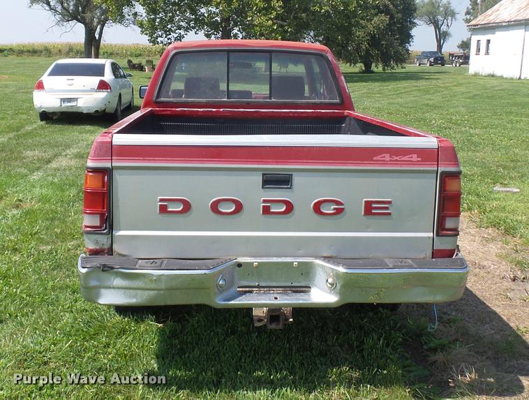 image for item DP9206 1991 Dodge Dakota Club Cab pickup truck