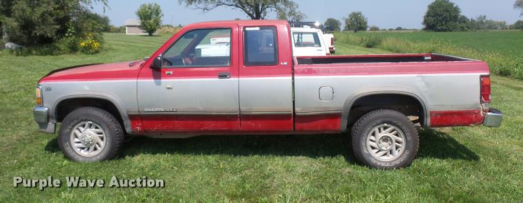image for item DP9206 1991 Dodge Dakota Club Cab pickup truck
