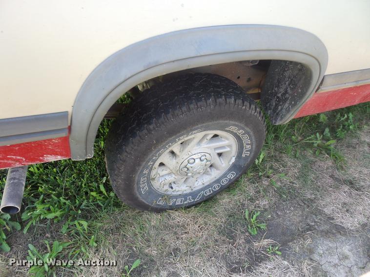 image for item DP9206 1991 Dodge Dakota Club Cab pickup truck