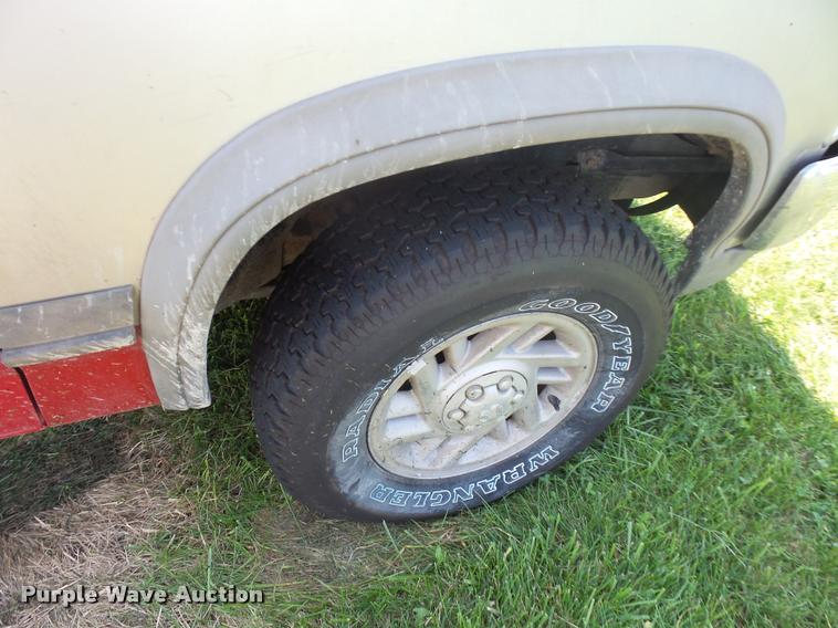 image for item DP9206 1991 Dodge Dakota Club Cab pickup truck