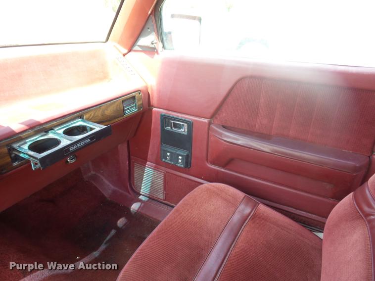 image for item DP9206 1991 Dodge Dakota Club Cab pickup truck