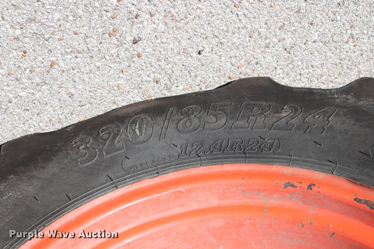 image for item DQ9316 2013 Kubota M108S HFWD tractor