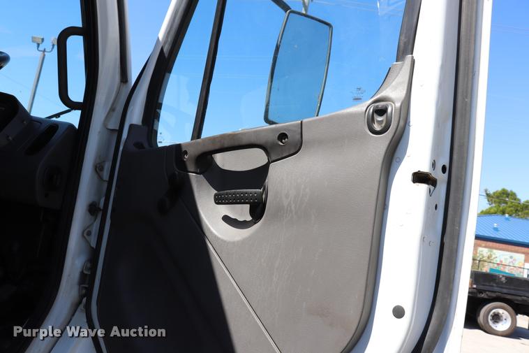 image for item DQ9317 2007 Freightliner Business Class M2 street sweeper truck