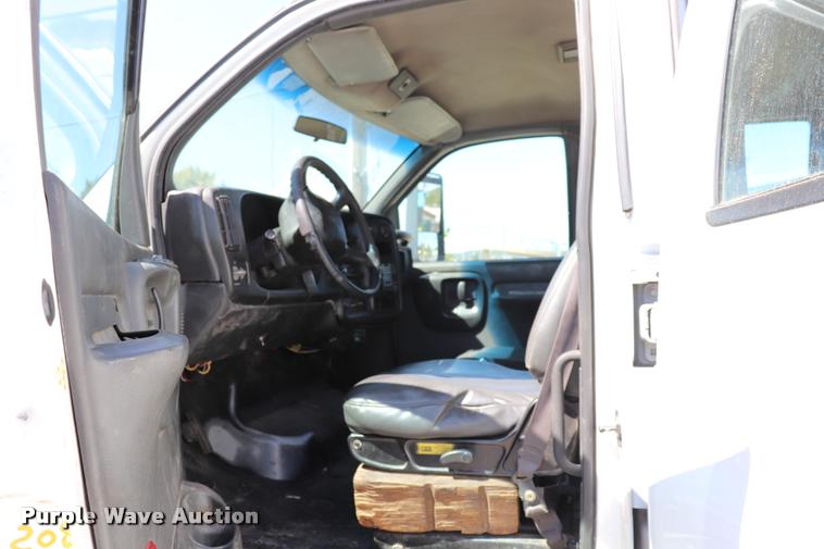 image for item DQ9320 2003 GMC C4500 flatbed truck