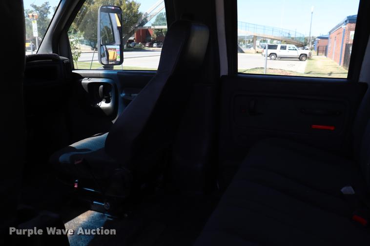 image for item DQ9320 2003 GMC C4500 flatbed truck