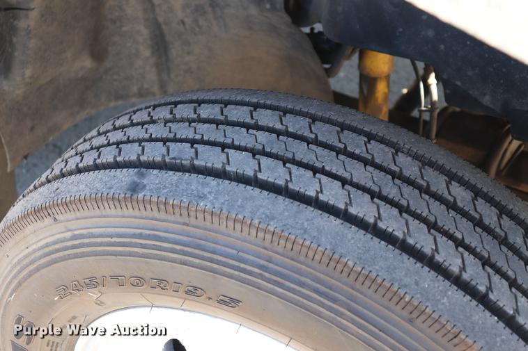 image for item DQ9320 2003 GMC C4500 flatbed truck