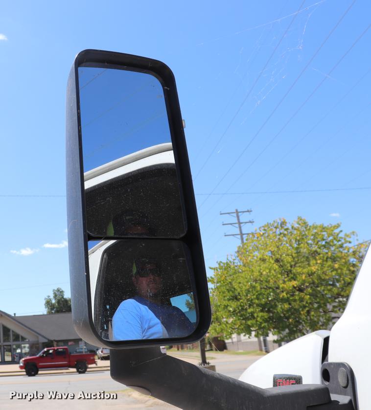 image for item DQ9320 2003 GMC C4500 flatbed truck