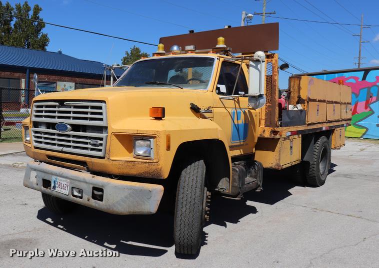 image for item DQ9322 1991 Ford F700 service truck
