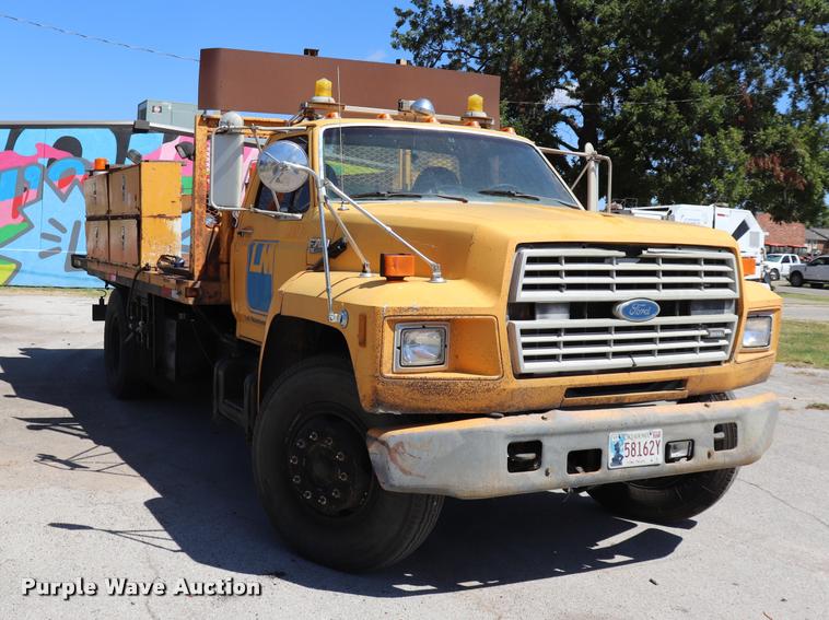 image for item DQ9322 1991 Ford F700 service truck