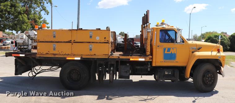 image for item DQ9322 1991 Ford F700 service truck