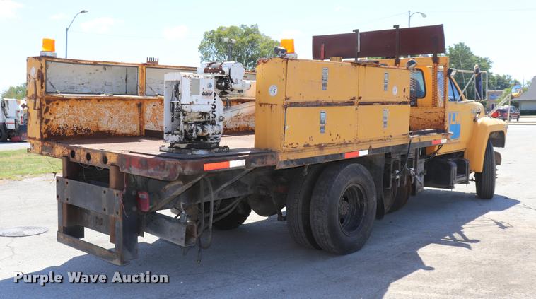 image for item DQ9322 1991 Ford F700 service truck