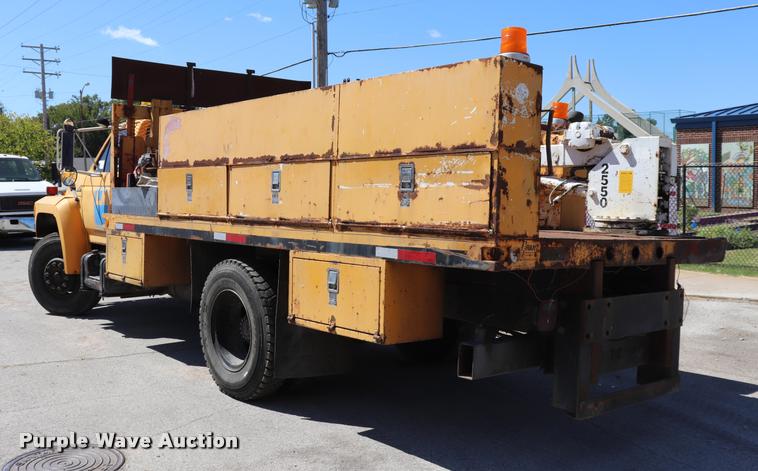 image for item DQ9322 1991 Ford F700 service truck