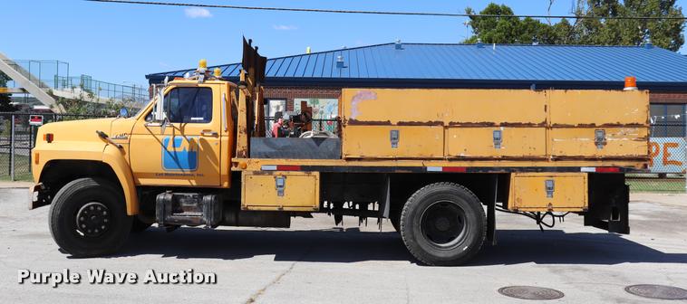 image for item DQ9322 1991 Ford F700 service truck