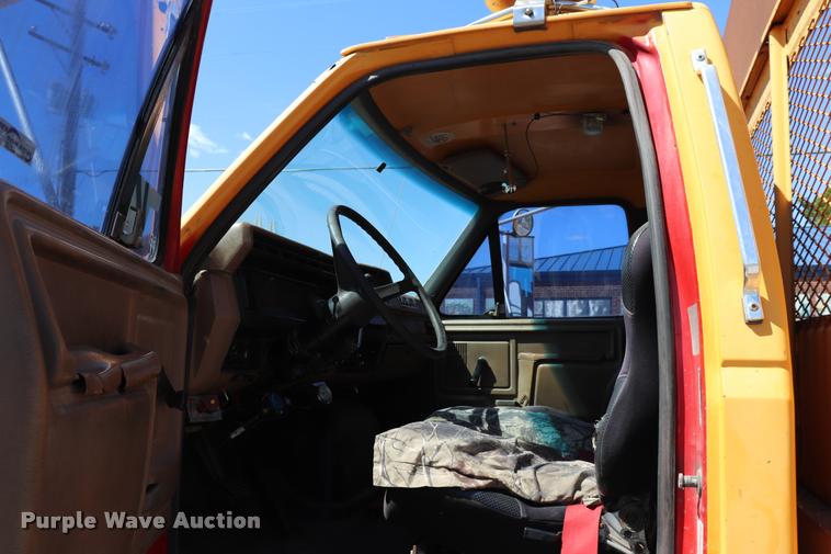 image for item DQ9322 1991 Ford F700 service truck