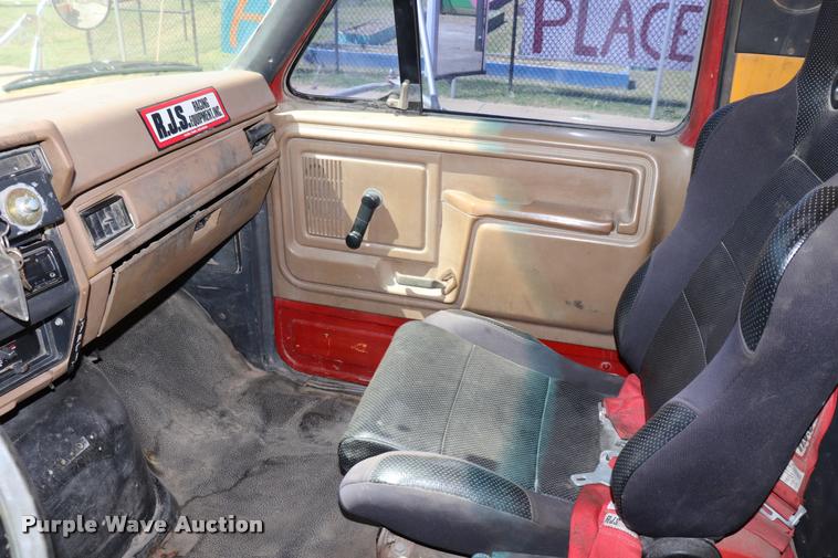 image for item DQ9322 1991 Ford F700 service truck