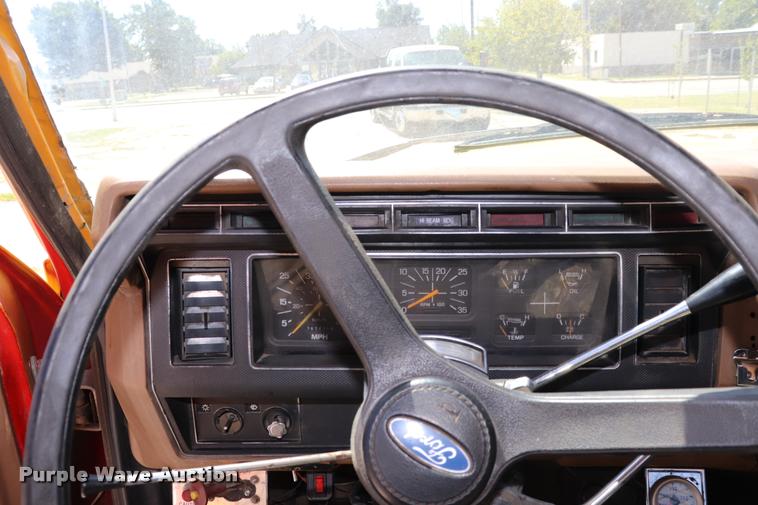 image for item DQ9322 1991 Ford F700 service truck