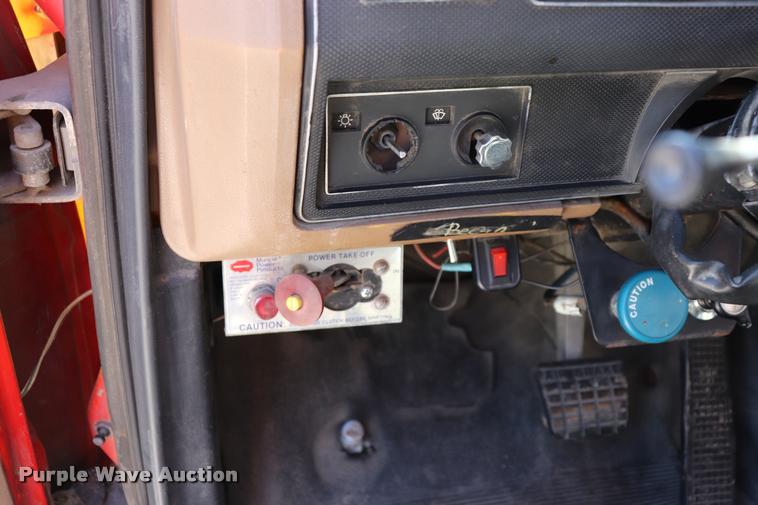 image for item DQ9322 1991 Ford F700 service truck